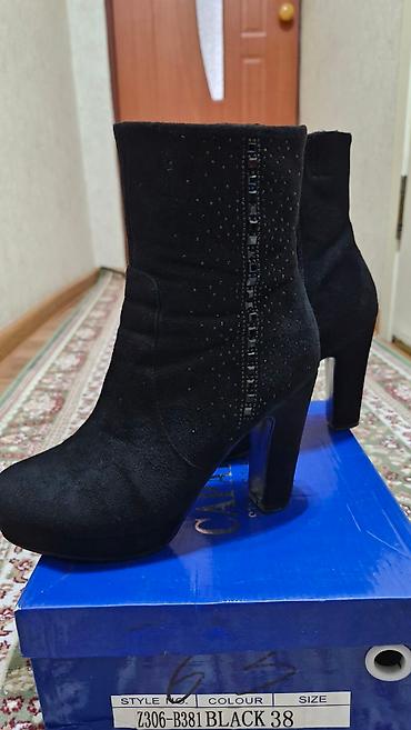 Ботинки и ботильоны: Продаю ботильоны женские,снаружи замша,утеплённые на меху — 1