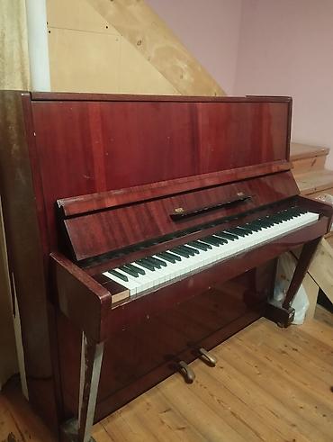 pian: Klassik upright pianino - Korpus: tünd qırmızı/maroğun tonlarında — 2