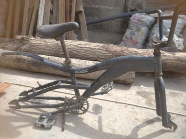 куплю велосипеды: Велосипедная рама BMX с педалями и седлом. Рама черного цвета с