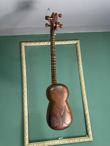 tar ucun mikrafon: 1960 ci ilin Tarı təcili satılır.
Elaqe ucun: 077 300 58 30 — 4