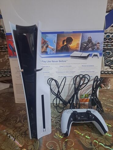 dvi to hdmi: Sony PlayStation 5 oyun konsolu, ağ rəngli əyri dizaynı ilə seçilir