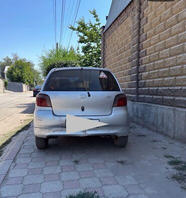 уна тетиктери: Toyota Vitz, 5‑дверный хэтчбек, серебристый цвет. Правый руль