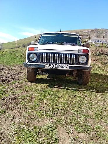 VAZ (LADA): VAZ Lada Niva 4x4, ağ rəng, 3 qapılı kuzov. Əsas xüsusiyyətlər: - Tam — 2