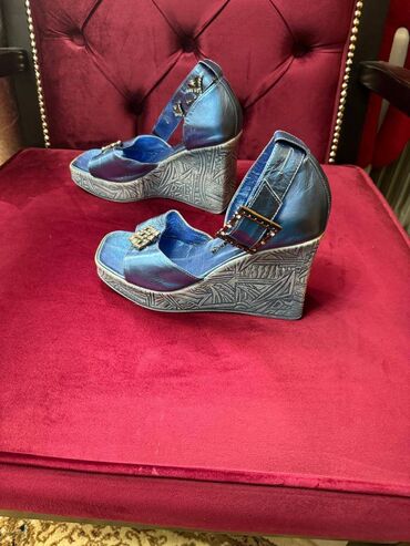 докерсы обувь: Продаются небесно-голубые босоножки на платформе — идеальный выбор для