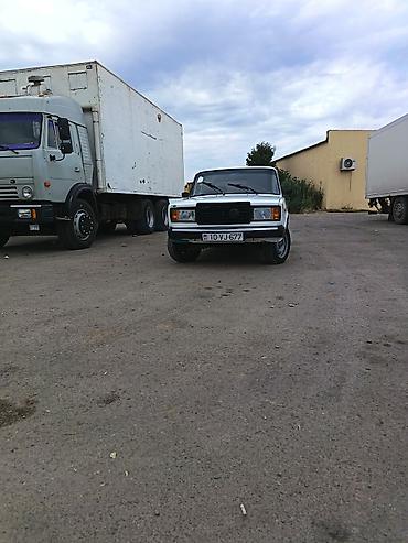 yan güzgülər s: VAZ 2107 sedan – ağ rəng, qara radiator barmaqlığı və bamperlər, qara — 2