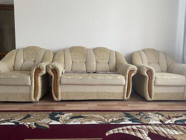 мягкая мебель для зала: Прямой диван, цвет - Бежевый, Б/у
