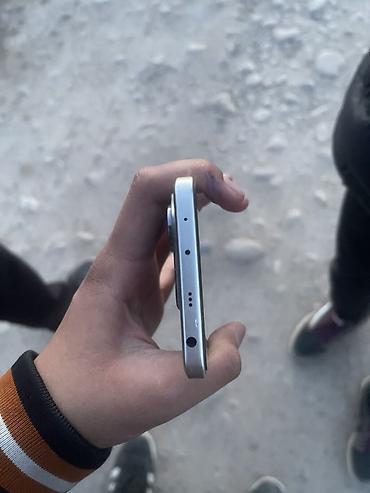 Другие мобильные телефоны: Смартфон с плоскими гранями и экраном с тонкими рамками. На дисплее — 5