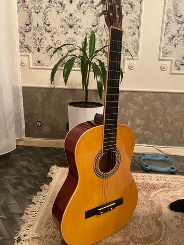 гитара palmer: Продам новую гитару, пользовались месяц (цена 7000) продаю так как