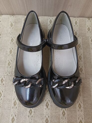 кроссовки для девочки: Продаю туфельки на девочку размер 33, по длине внутренней стельки