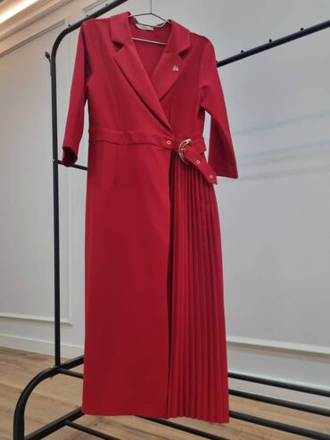 женский кошелек: Женская одежда — три позиции. 1) Красное платье-миди с жакетным