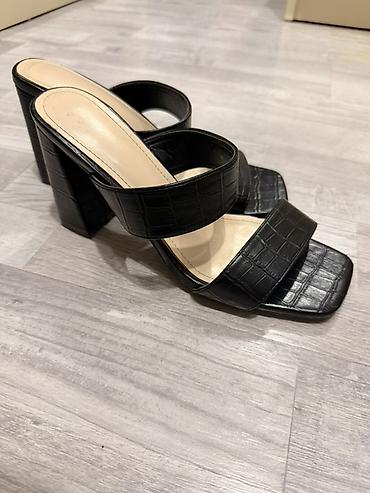 dini geyim: Qadın üçün qara topuq açıq tufli (mule) - Model: İki zolaqlı, kvadrat — 3
