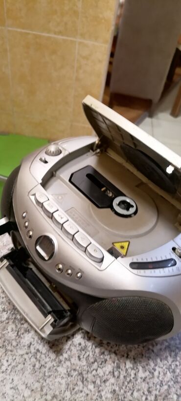Pojačala i prijemnici: Radio Weg sa ispravnim USB a CD neznam. Lepo radi
 Mirjevo — 12