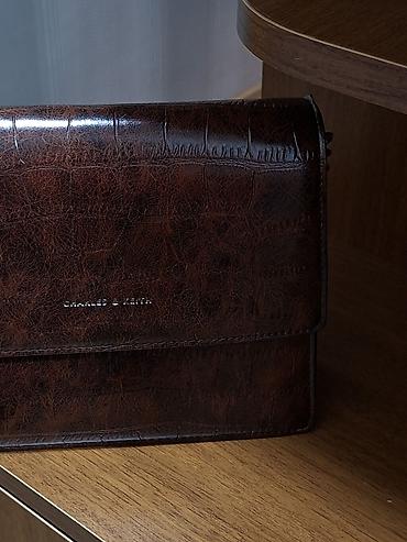 Çiyin çantası, Charles & Keith, İşlənmiş