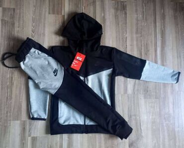 Komplet trenerke: Nike komplet trenerke za decake i devojcice :)
Velicine 8 10 12 14 — 7