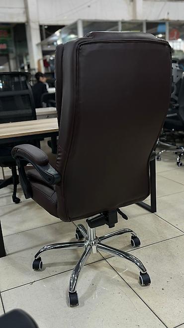 Другая мебель: Кресло руководителя выполнено в современном дизайне из износостойкой — 4