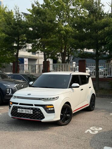 Kia: Автомобиль Kia Soul белого цвета с черными дисками и красными