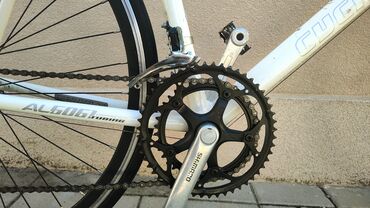 Bicikli za odrasle: Drumski bicikl u beloj boji, opremljen Shimano Tiagra menjačem i — 5