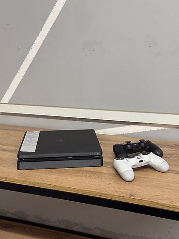 sony play: PlayStation 4 Slim (черная) с двумя геймпадами DualShock 4 (черный и — 1