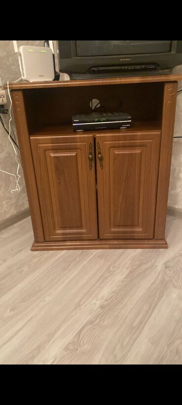 Masa və oturacaq dəstləri: Tv Stend satılır qiyməti 50 manat təcili bu gün evdən çıxmalıdır heç