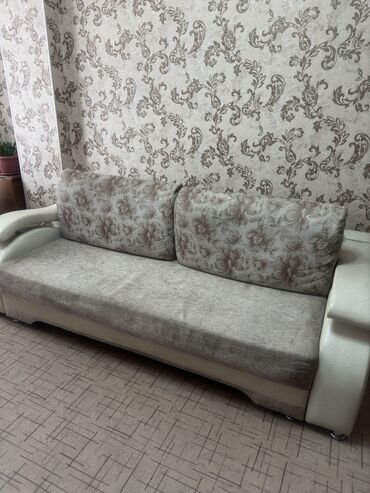 диван и 2 кресла: Диван-кровать, цвет - Бежевый, Б/у
