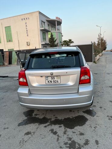 Dodge: Dodge Caliber – gümüş rəngli, 5 qapılı hatchback. Əsas xüsusiyyətlər — 6