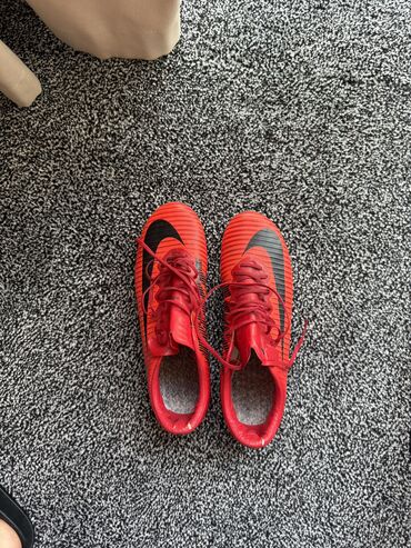 закрытое футбольное поле: Бутсы Nike mercurial vapor XI, настоящий рарирет. Отдам в хорошие