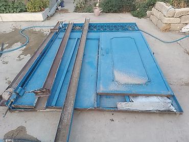 darvaza qapıları: Mavi rəngli metal darvaza və qapı komplekti. Dəmir konstruksiyadan — 2