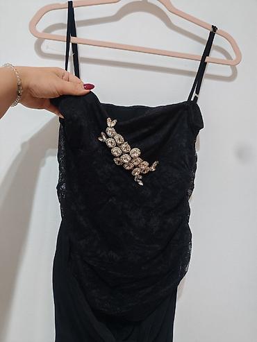 Elegantna duga crna haljina sa tankim bretelama. Gornji deo je od fine