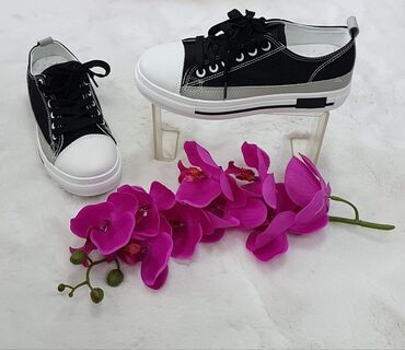 Women's Sneakers and athletic shoes: 36-41
2000 — 1