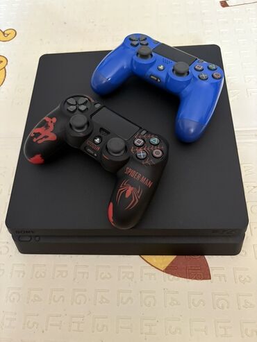 продам плейстейшен 4: Игровая приставка Sony PlayStation 4 в черном цвете, известная своей
