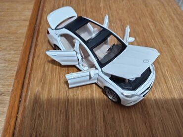 Igračke: Nov metalni model automobila Mercedes C-klasa. Pale mu se prednja i — 10