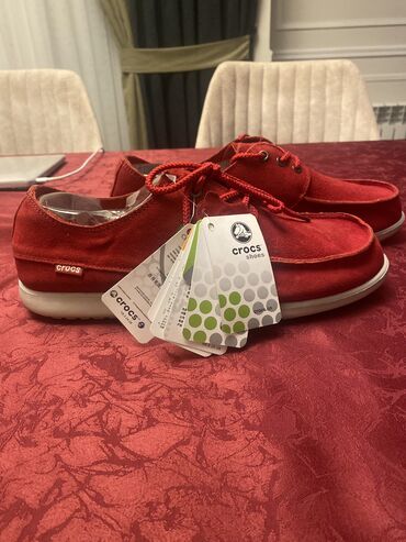 qırmızı ayaqqabılar: Оригинальная новая мужская обувь фирмы Crocs, продаются по низкой