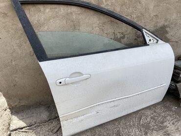 белая mazda: Передняя правая дверь Mazda 2004 г., Б/у, цвет - Белый