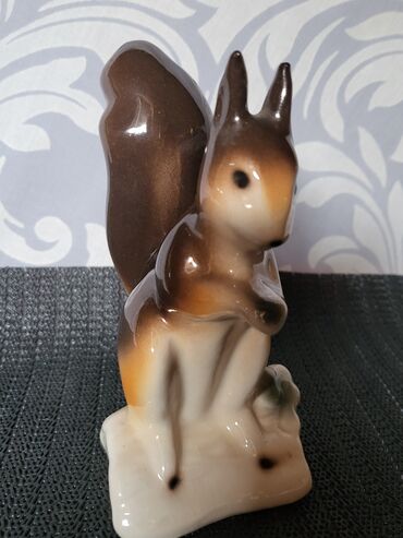 Ostali kućni dekor: Porcelanska nova figura veverice 70te. Figura nova sve na njoj je — 5