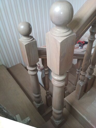 Деревянные лестницы: Деревянная лестница с окрашенными ступенями и белыми балясинами — 16