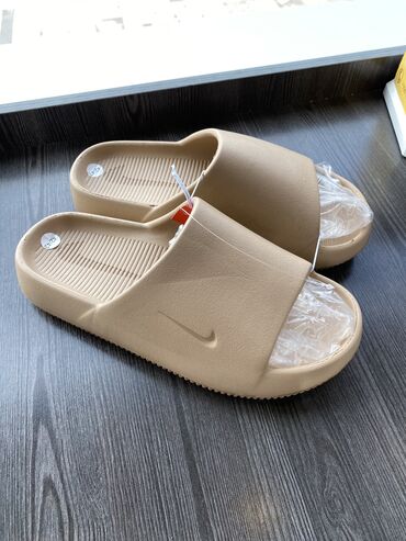 обувь спортивная: Домашние тапочки Nike, 43