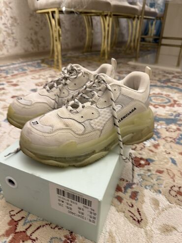 gün eynekleri: Balenciaga Triple S idman ayaqqabısı - Rəng: krem/boz-bej tonlarda