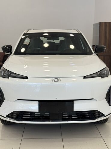 qəzalı avtomobillər: Ağ rəngli Changan Q05 elektromobili. Avtomobilin xarici görünüşü