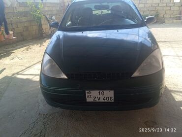Ford: Ford Focus sedan (mk1) – yaşıl rəngli, 4 qapılı. Texniki və daxili — 9