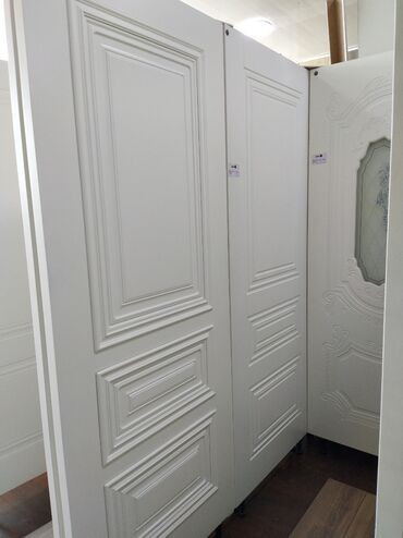 Bunker qapıları: Ağ rəngli qapı paneli, klassik dizaynı ilə evinizə zərif görünüş