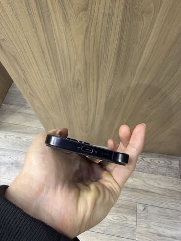 Apple iPhone: IPhone 16 Pro, 128 GB, Qara, Face ID — 8