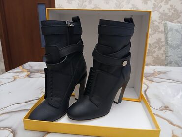 Botinka və botilyonlar: Fendi, Ölçü: 36, rəng - Qara, Yeni — 3