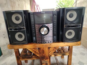Musiqi mərkəzləri: Sony musiqi mərkəzi manitoru var videoları gösdərmək üçün bulutuz