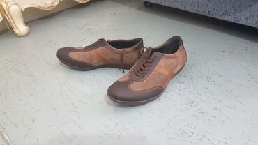Кроссовки и спортивная обувь: Продаю новый! размер 39 очень удобный