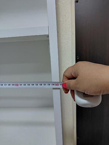 et mehsullari: Ağ rəngli, divara quraşdırılan açıq tip rəf sistemi. Mebel iki şaquli — 6