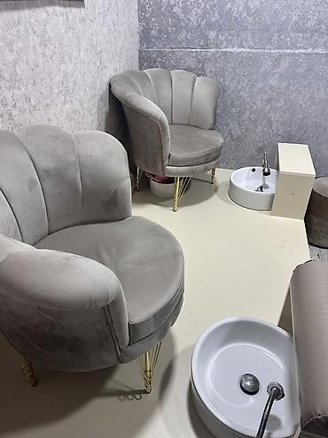 Salon, tibbi mebel: Gözəllik salonunun daxilində ayrıca otaq icarəyə verilir. Şəkillərdə — 1