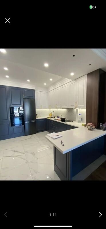 Кухонные гарнитуры: Элегантный кухонный гарнитур, выполненный в белом цвете с золотистой — 7