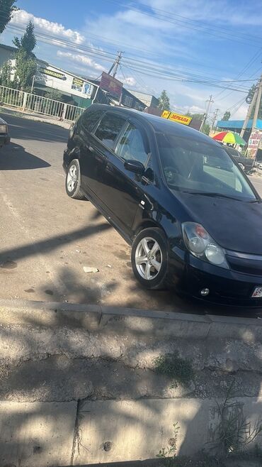 honda stream двер: Минивэн Honda Stream черного цвета. Автомобиль имеет просторный салон