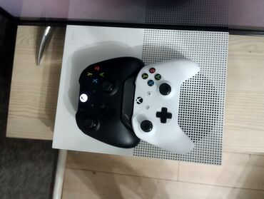 Xbox One: Xbox One S Описание: Имеется 2 геймпада один от Xbox One S а Другой от