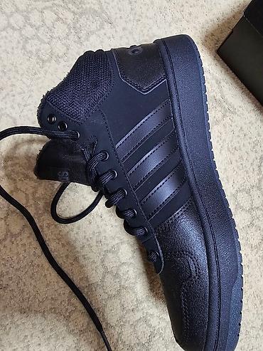 адидас: Adidasın Gənclik Moll dakı mağazasından alınıb yenidir. endirim olacaq — 5
